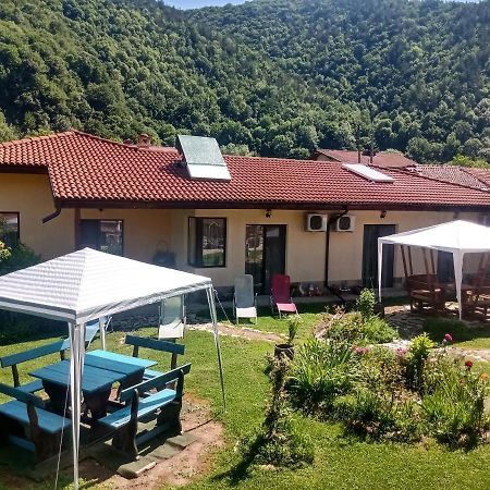 Hotel Кръчмъ При Байката Ribarica Esterno foto
