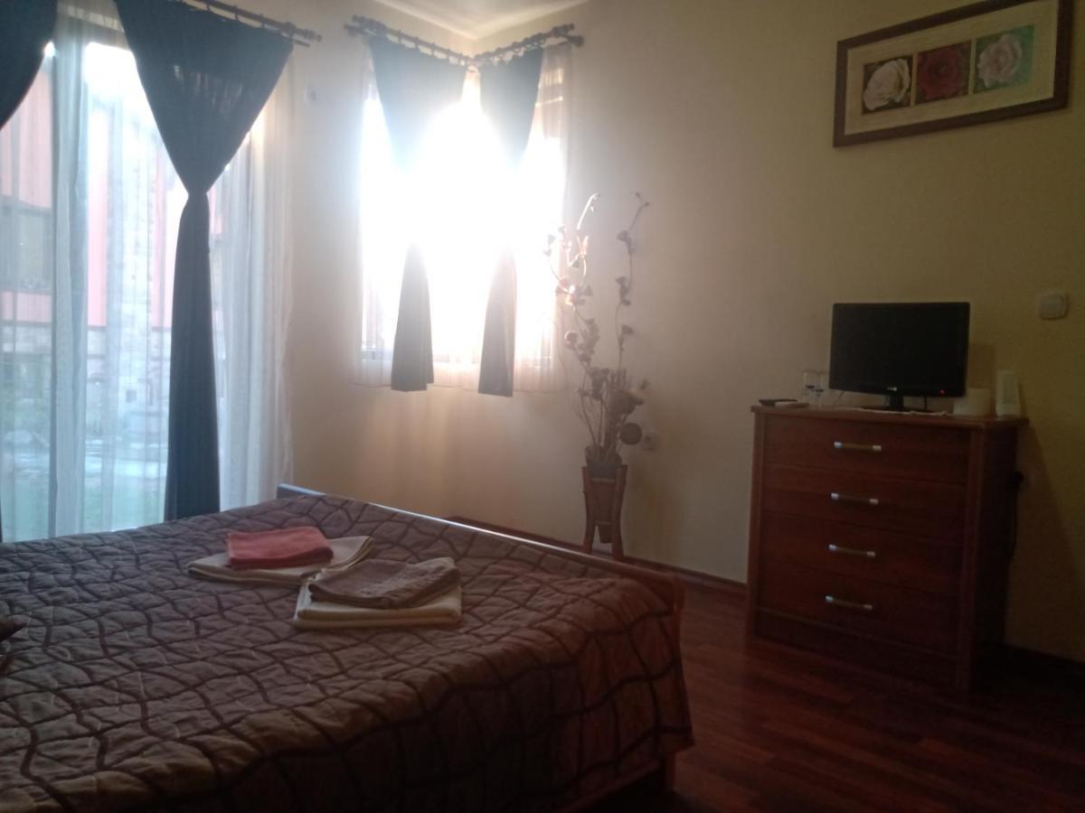 Hotel Кръчмъ При Байката Ribarica Esterno foto