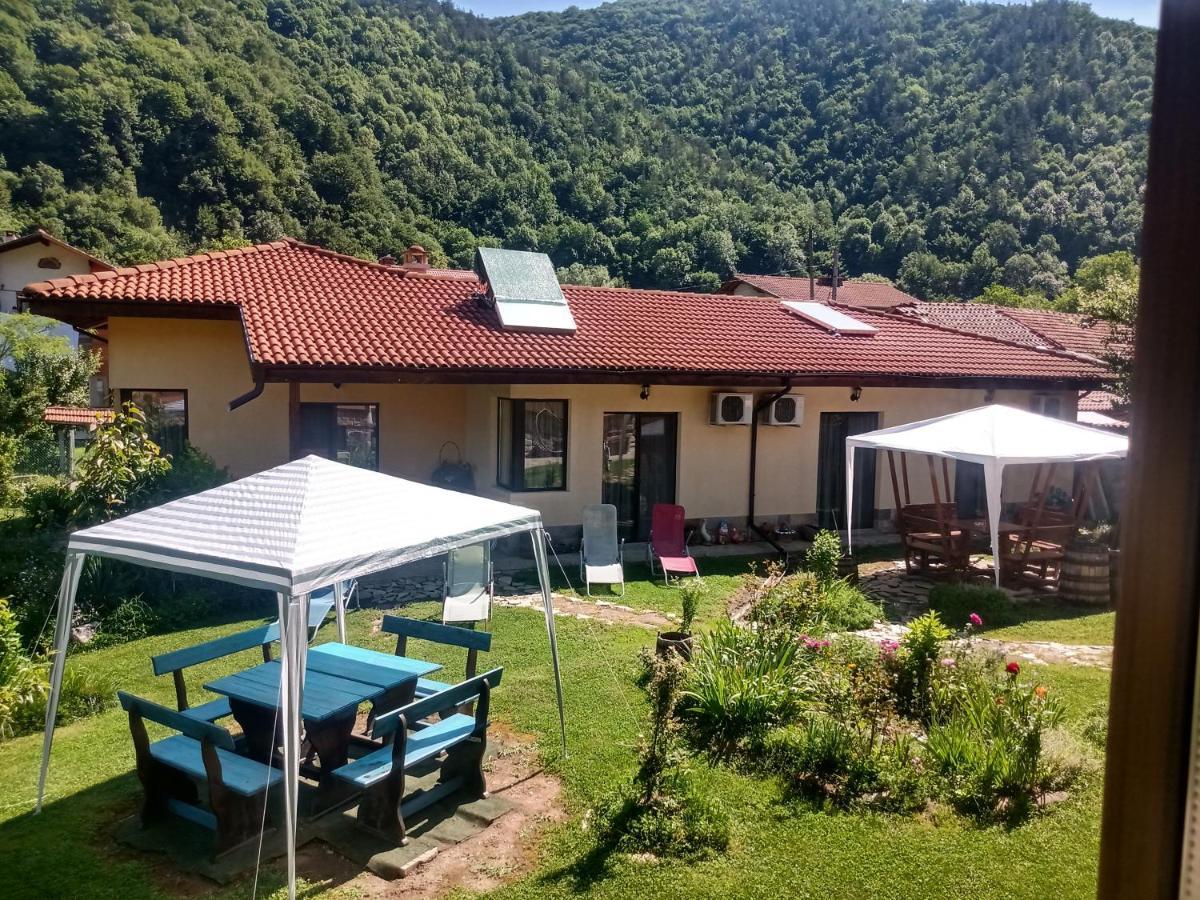 Hotel Кръчмъ При Байката Ribarica Esterno foto