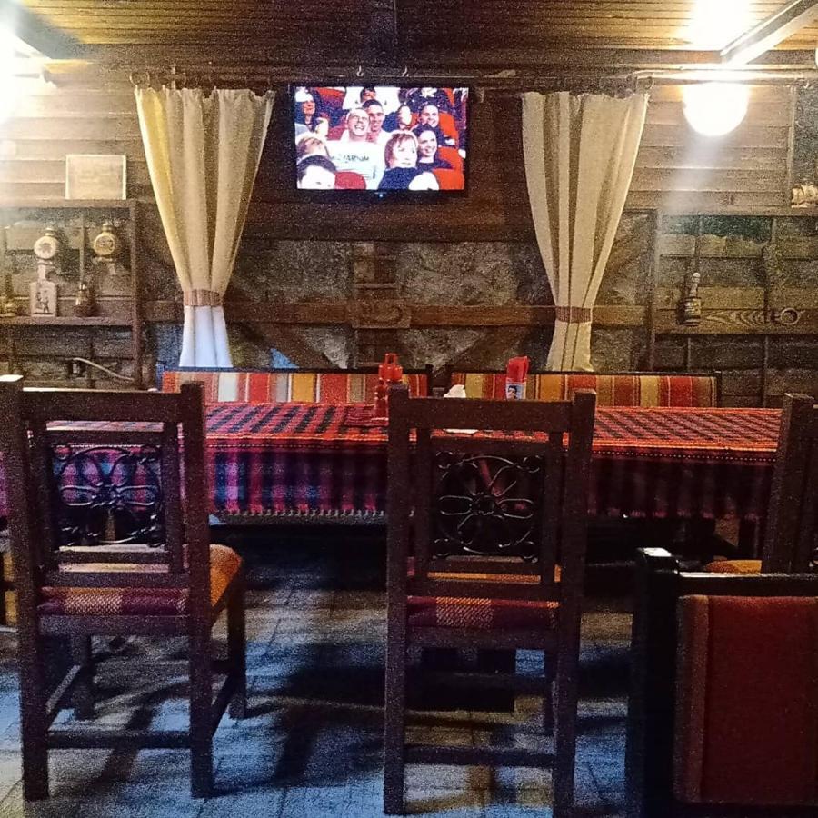 Hotel Кръчмъ При Байката Ribarica Esterno foto