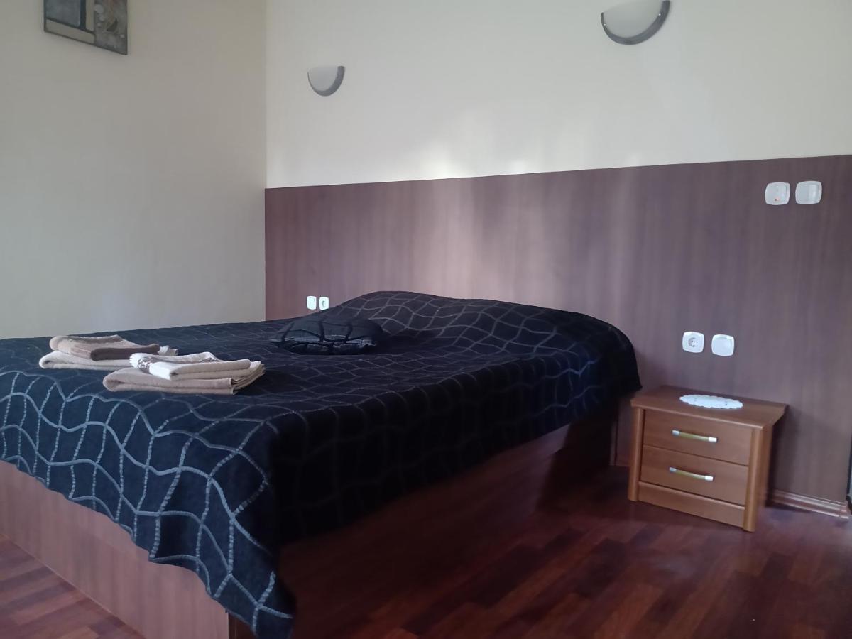 Hotel Кръчмъ При Байката Ribarica Esterno foto