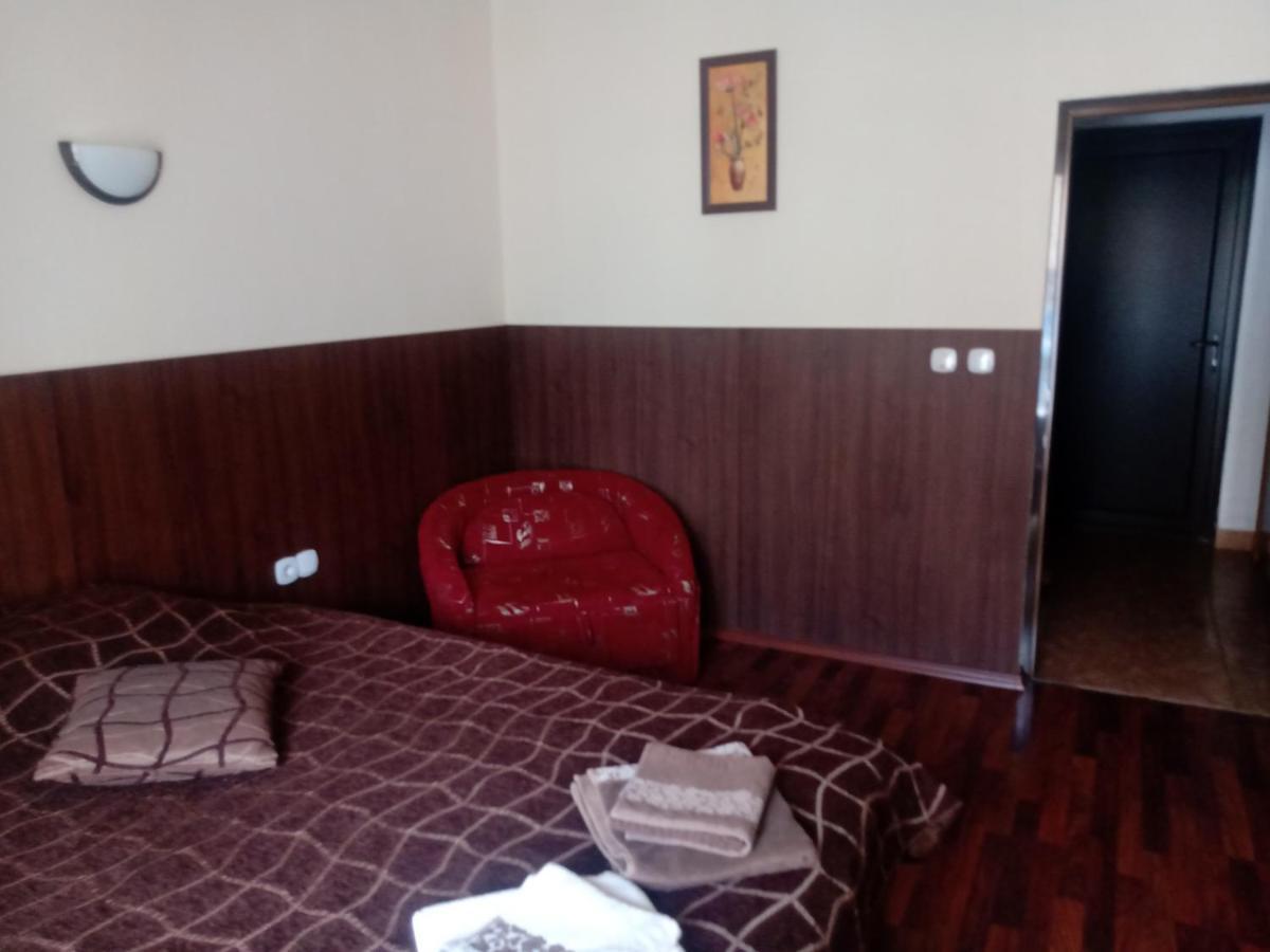 Hotel Кръчмъ При Байката Ribarica Esterno foto