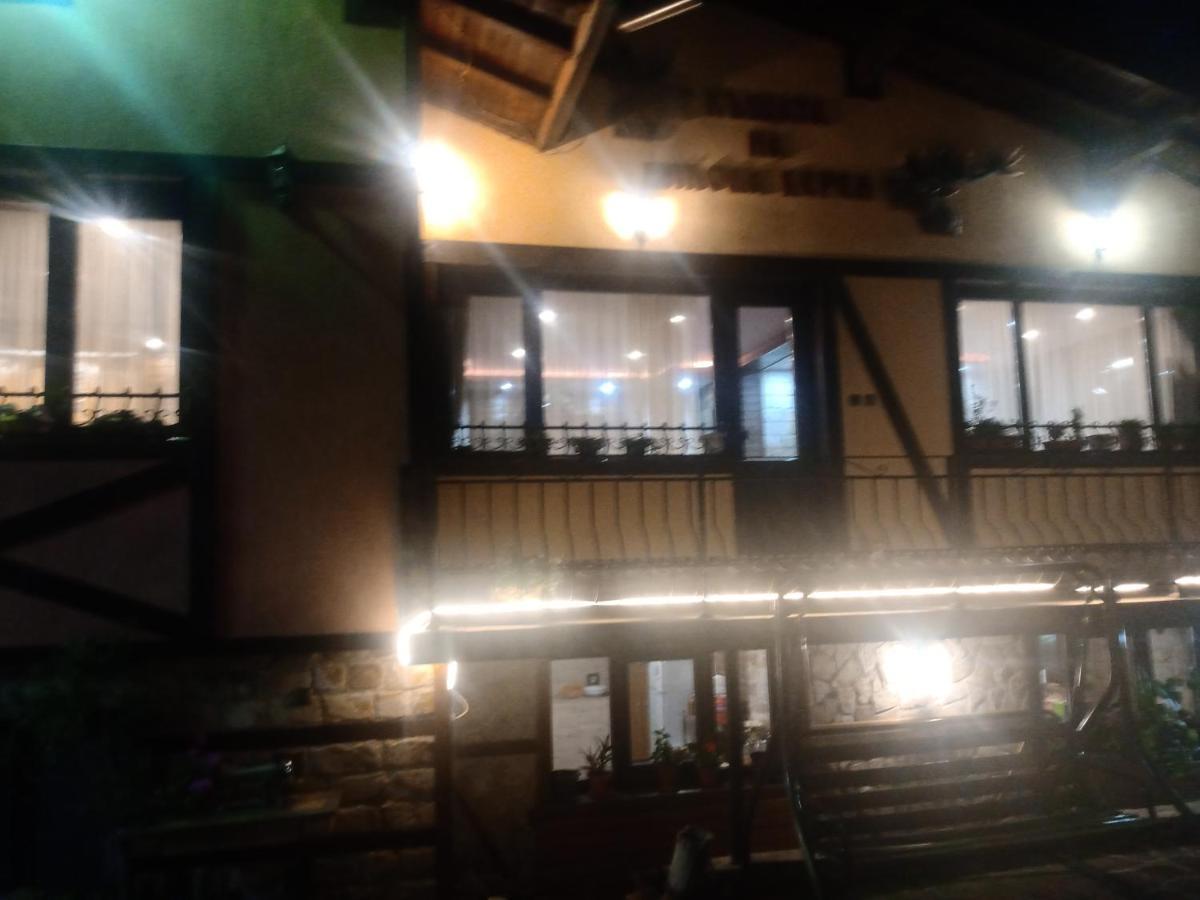 Hotel Кръчмъ При Байката Ribarica Esterno foto